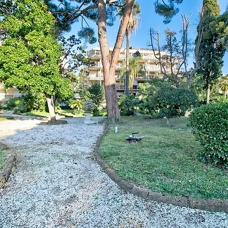 Jolie Sur La - Petit With Shared Pool - Happy Apartment